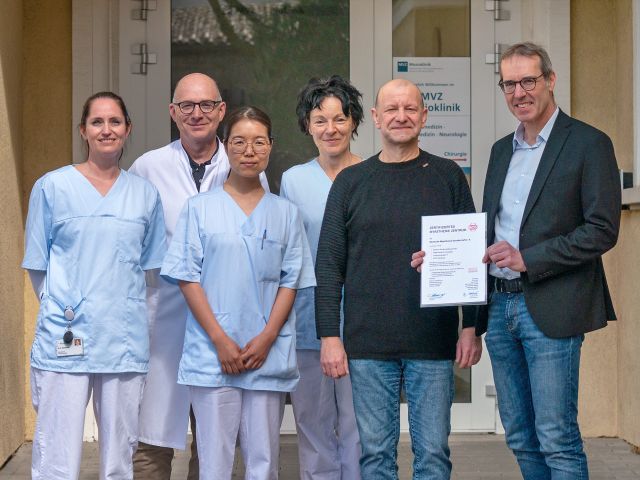 Markus Karsch (2.v.r.) von der DMG übergab das Zertifikat zur Auszeichnung als integriertes Myasthenie-Zentrum persönlich an Prof. Dr. med. Mathias Mäurer und sein Team. (Foto: Klinikum Würzburg Mitte / Daniela Kalb)