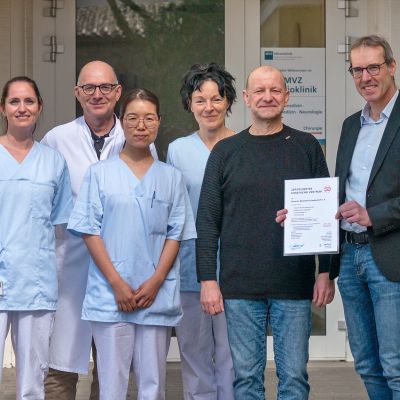 Markus Karsch (2.v.r.) von der DMG übergab das Zertifikat zur Auszeichnung als integriertes Myasthenie-Zentrum persönlich an Prof. Dr. med. Mathias Mäurer und sein Team. (Foto: Klinikum Würzburg Mitte / Daniela Kalb)