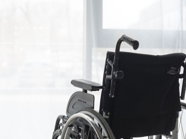 nahaufnahme-professioneller-rollstuhl