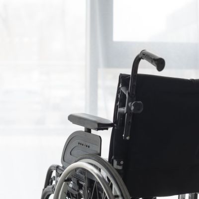 nahaufnahme-professioneller-rollstuhl
